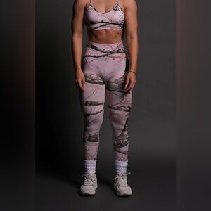 OUR PASSION "EVERSON SEAMLESS" SCRUNCH LEGGINGS IN BROWN/LIGHT MAUVE WOODLAND